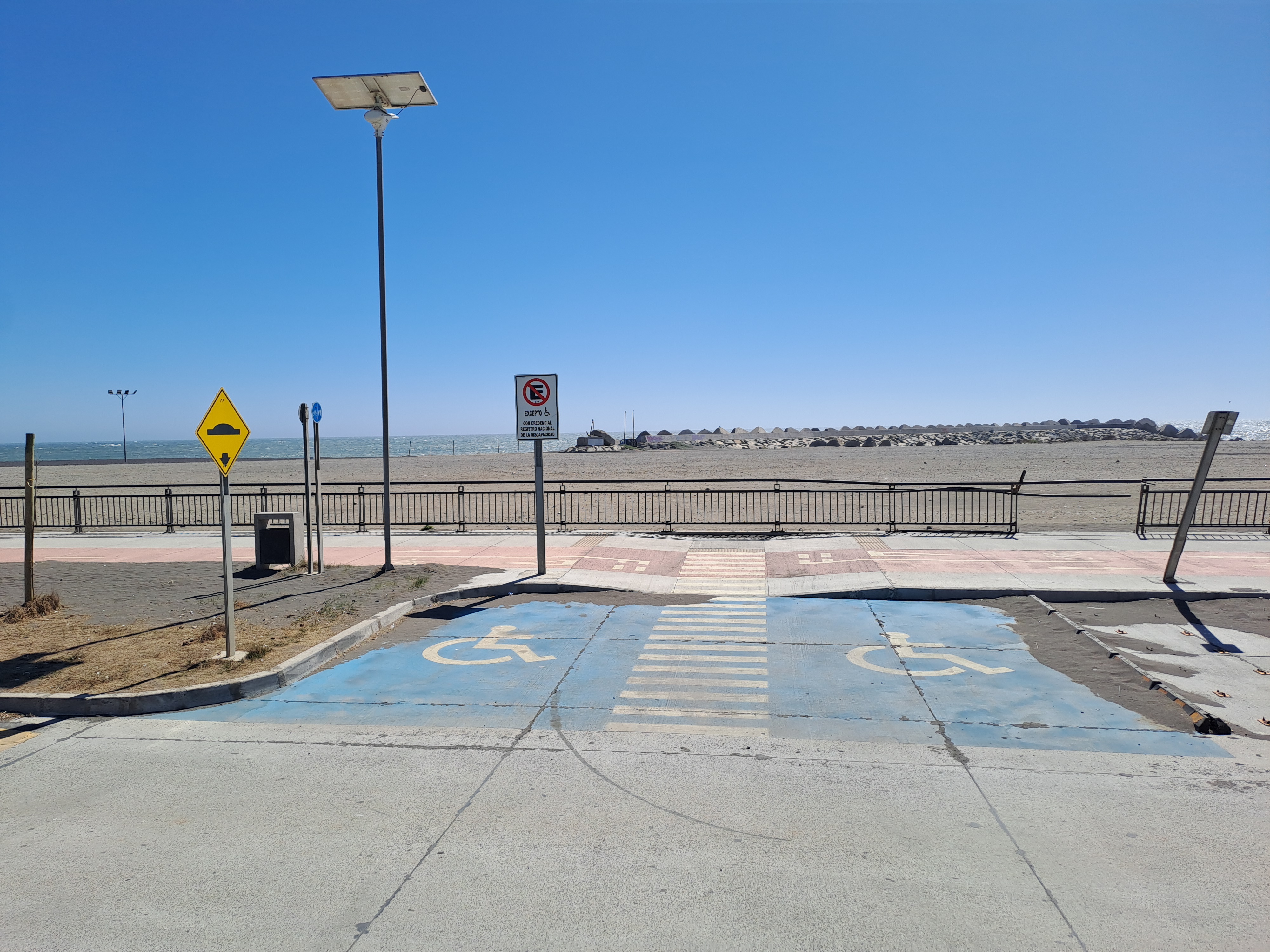 Fotografía del Estacionamiento, está delimitado para estacionar dos autos